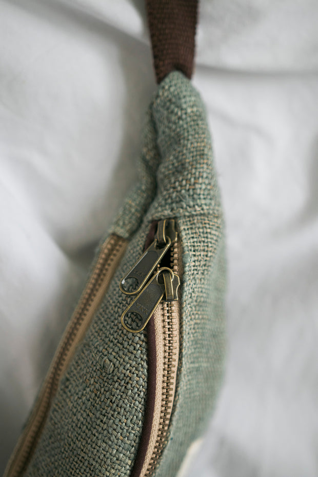 close up of sturdy zipper details of the nadi waist bag